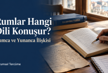Rumlar hangi dili konuşur başlıklı kapakta Yunanca kitap ve eski mektubu inceleyen bir kişinin eli