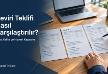 Çeviri teklifi belgelerini masada yan yana inceleyen bir profesyonelin elleri