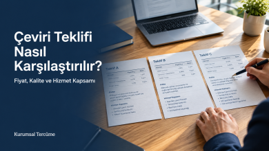 Çeviri teklifi belgelerini masada yan yana inceleyen bir profesyonelin elleri