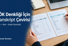 YÖK denklik transkript çevirisi için kaynak belge ile Türkçe çalışma nüshasındaki ders, kredi ve not bilgilerini karşılaştıran çevirmenin elleri